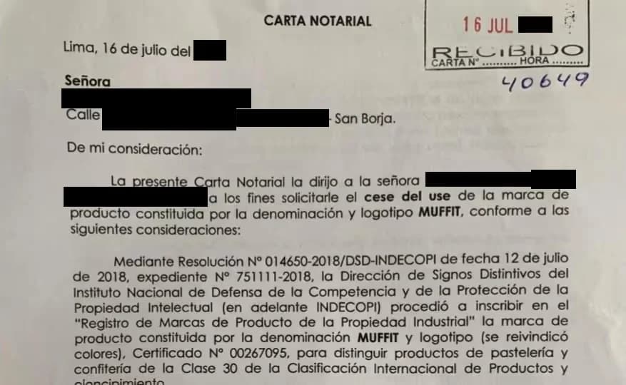 Carta notarial que exige el cese de uso de la marca MUFFIT, con los datos personales tapados